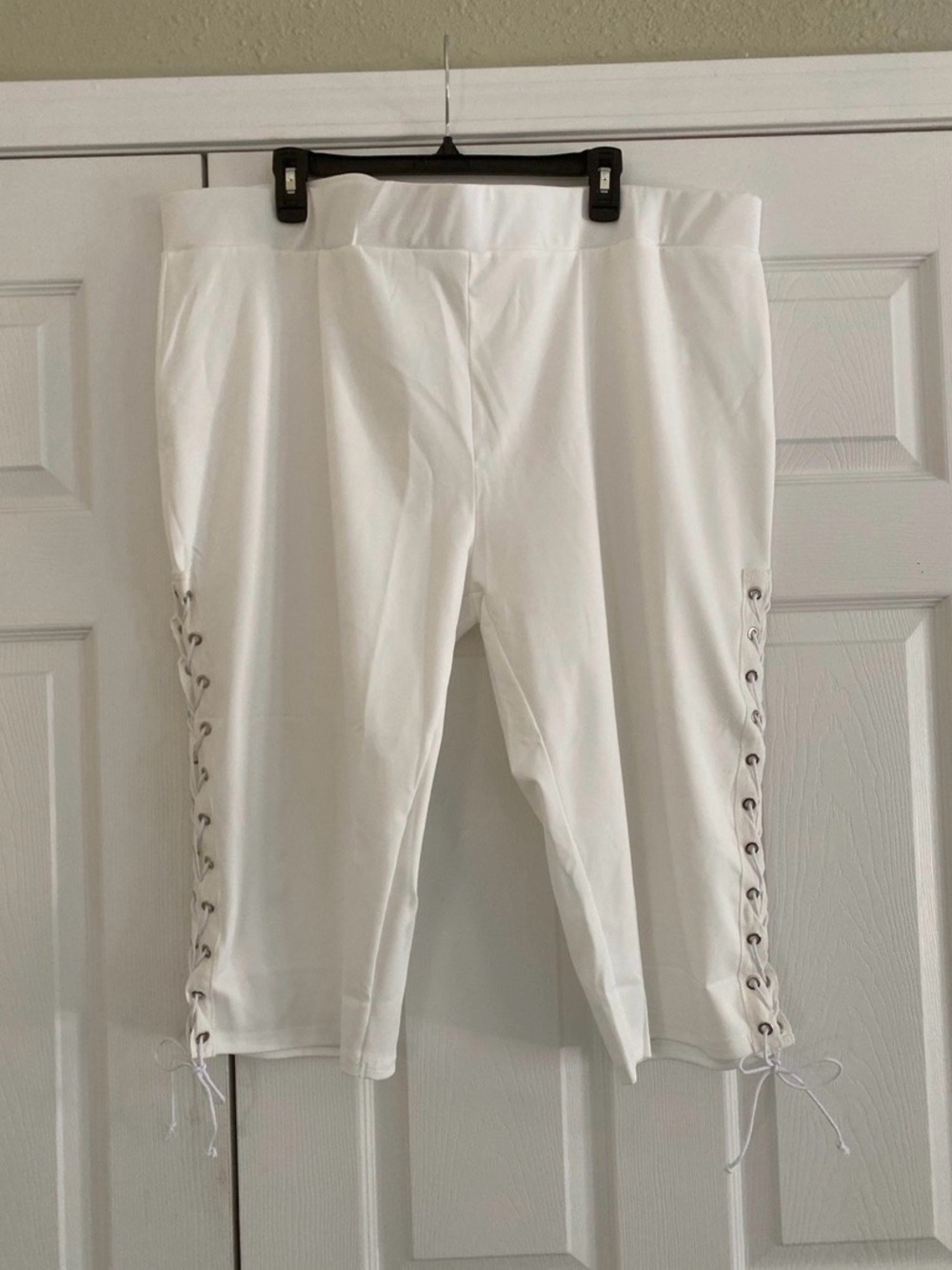 Rosegal White Capri Leggings with Side Lace-Up Detail